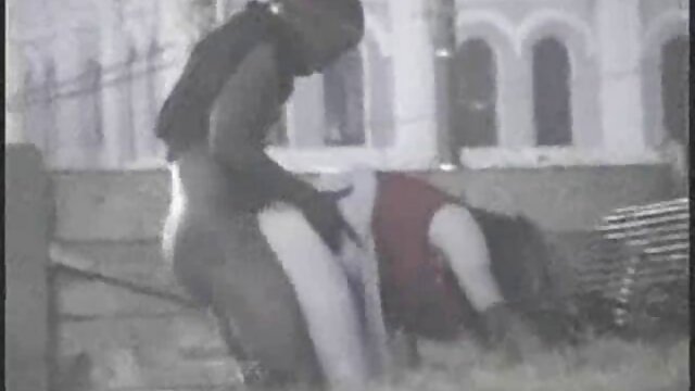 Vidéo Fille sexe vierge video chaude en bas obtient une séance de baise avec un gode