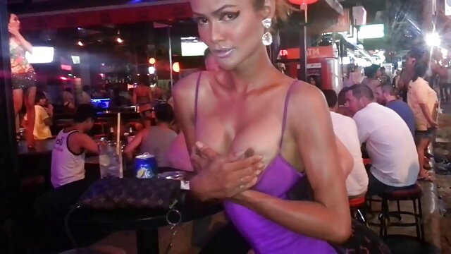 Vidéo Kelly prend sex porn vierge un bain, montre le trou du cul