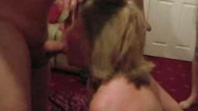 Vidéo Slim stunner portant du latex s'amuse video xxx fille vierge dans un donjon avec un chauve
